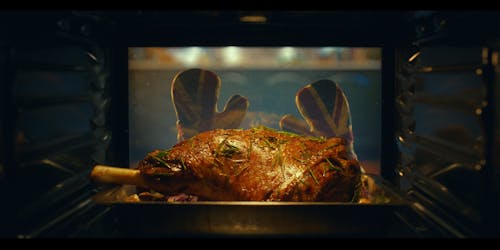 ‘Nothing’s Gonna Stop Us Now’ singing oven gloves in Morrison Christmas spot