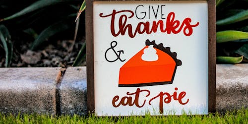 A chalk sign that says 'give thanks & eat pie'